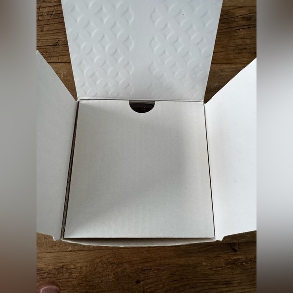 NEW IN BOX NEST Sparkling Cassis Scented Candle ~ 8.1 oz - Picture 8 of 12